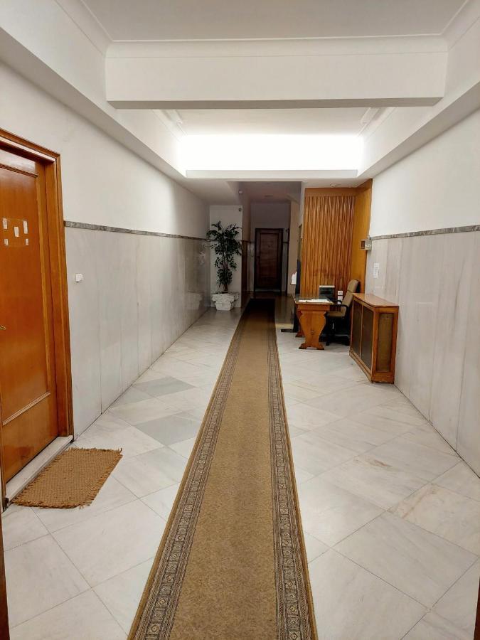 Grand Apartment In Parliament Square Афины Экстерьер фото